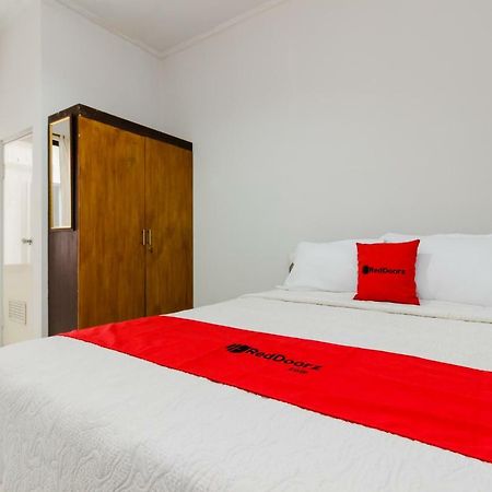 Reddoorz Syariah Near Pondok Indah Mall 3 Giacarta Esterno foto